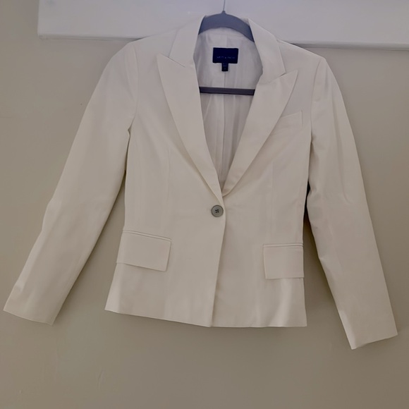 Judith and Charles Jackets & Blazers - Judith and Charles white fitted jacket. Size 2